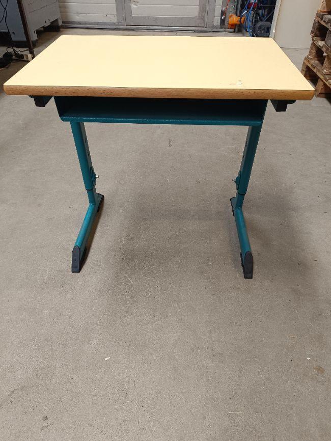 Acheter Table scolaire bureau réglable vert 60 x 40 cm Bon état - 36,31 € Table scolaire bureau réglable vert 60 x 40 cm Bon état - reconditionné disponible sur Label Emmaüs